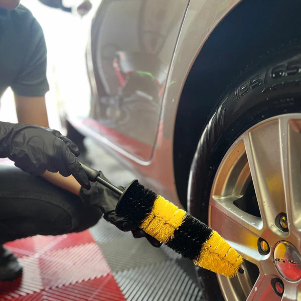 Brosse de nettoyage à intérieur de roue